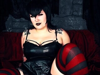 Luna Allora - a Vampires Anatomy Mavis Cosplay