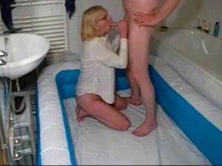 Deutscher MILF mit groen Titten wird im Pool gefickt