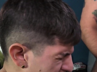Lucky DILF cocksucked by 2 hrony studs