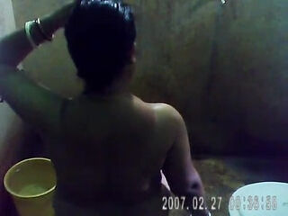 Mature Indian Bengali tub gripped in douche by cousin