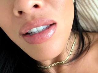 Inexperienced gf stroking on cam with her thumbs