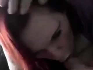 Redhead Deutsche MILF saugt und fickt im Freien