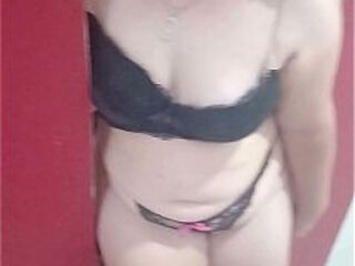 Sentada en el marco de la ventana