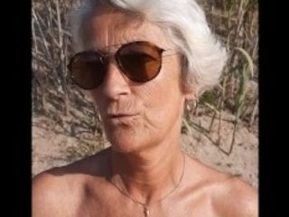 'Je me masturbe Ã  la plage toute seule avec mes piercings Ã  la chatte !'