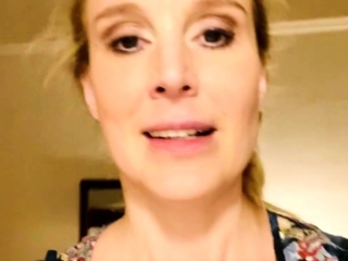 Solo MILF slut giving a hot masturbation sexy show