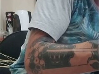 A m&atilde_o boba subindo devagar durante a sess&atilde_o de tatuagem